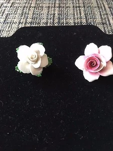 2 Vintage Porzellan Rosen Pins Made in England - eine weiß und eine rot - Bild 1 von 6