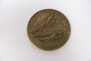 Moneda pisapapeles conmemorativa del 50 aniversario de la Base de la Fuerza Aérea Kelly 1917-67 - Imagen 1 de 12