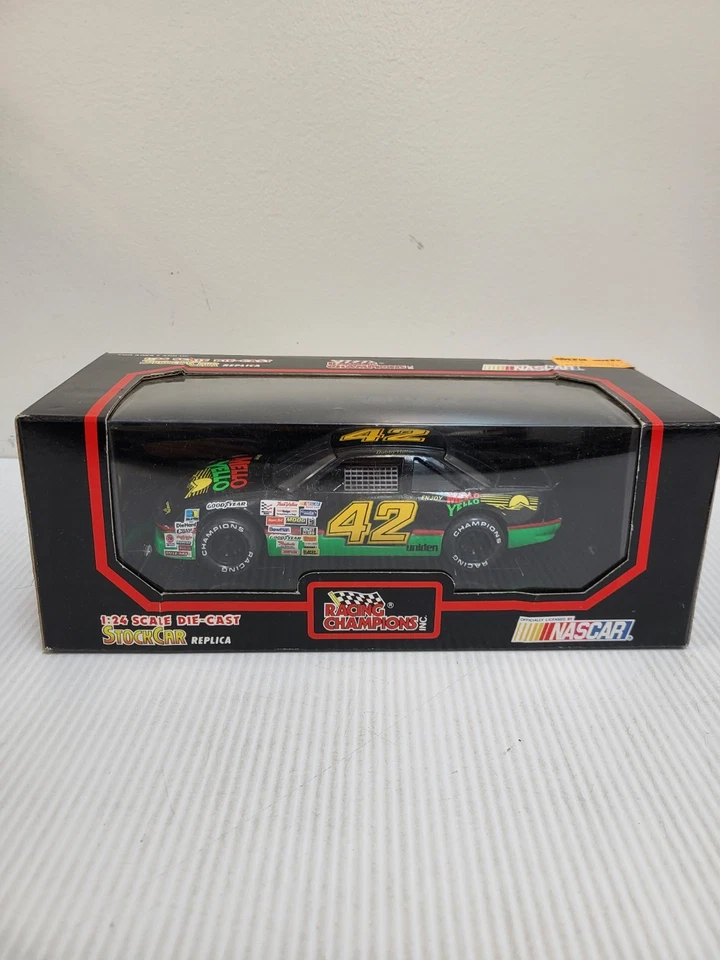 CAMPEONES DE CARRERAS 1/24 #42 NASCAR AMARILLO MELLO RARO FUNDIDO A PRESIÓN IMPULSADO POR BOBBY HILLIN Foto 1 de 2