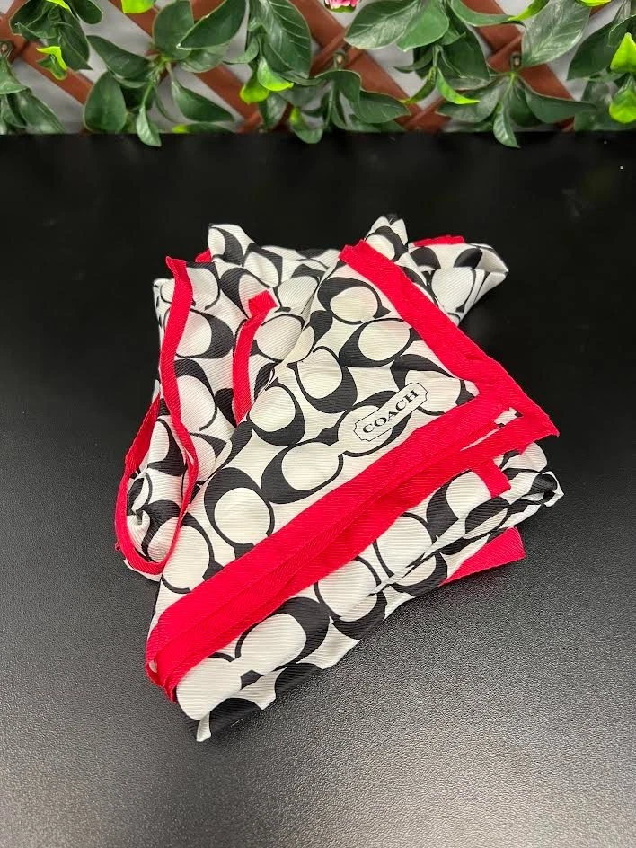 3 bufandas de seda Coach letras blancas y negras - con logotipo de Bacardí Foto 1 de 4