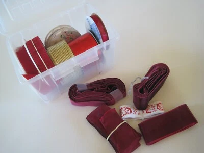 Cinta de Navidad en estuche de plástico imitación terciopelo rojo mancha dorada blanco granate Foto 1 de 4