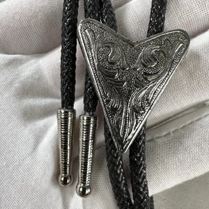 Classic Vintage Western Cowboy Silver Tone Bolo Tie USA - Picture 1 of 13