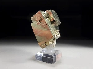 Cristal de pirita cúbica muy escalonado encaramado en cuarzo de Perú - Imagen 1 de 11