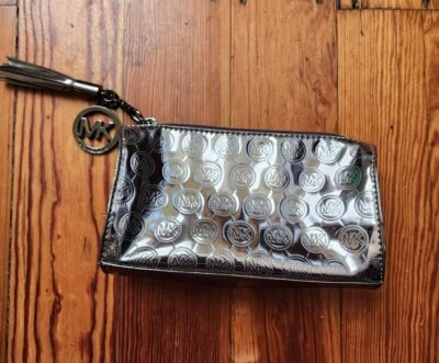 Bolso clutch de cosméticos Michael Kors gris metálico con logotipo Foto 1 de 4