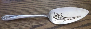 Rogers Daffodil Pierced Pie Cake Server Silverplated 10-3/4" Excellent G5 - Picture 1 of 2