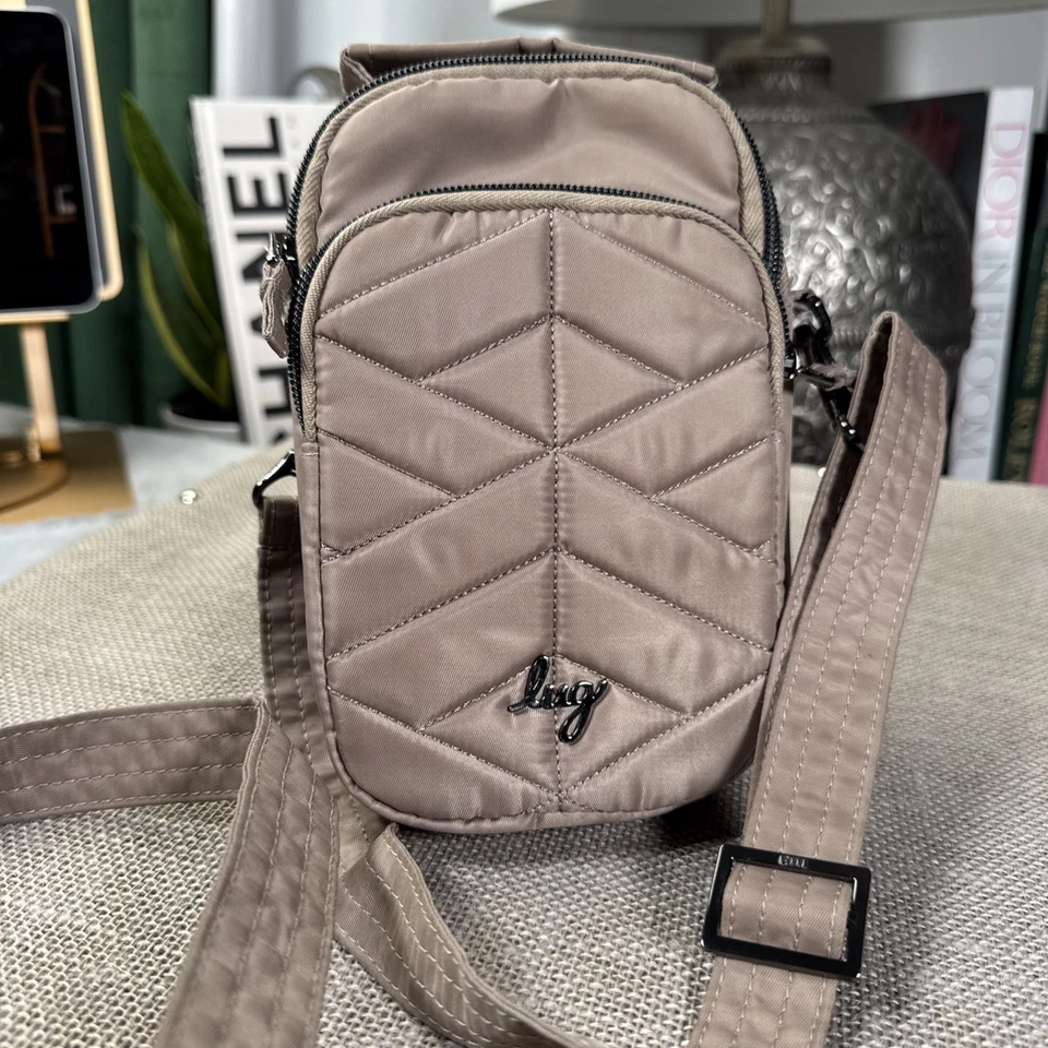 Bolso Bandolera Convertible Lug Skeeter Mini 2 8”X4”X2” Color Taupe/Marrón Foto 1 de 4