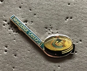 Vancouver Canucks Puck & Stick NHL Hockey Pin - Imagen 1 de 1