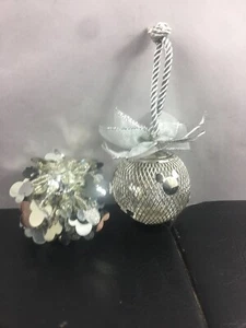 2 palline DISNEY ARGENTO RETE TOPOLINO FESTA NATALE ORNAMENTO FIOCCO ARGENTO - Foto 1 di 3