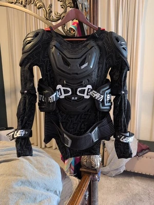 Protetor corporal LEATT unissex 5.5 preto grande/XL (501540010) - Imagem 1 de 4