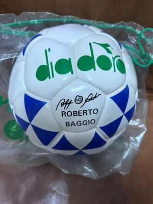 pallone da collezione firmato Roberto Baggio. DIADORA anni 90. nuovissimo. intro - Immagine 1 di 3