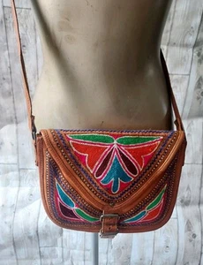 Vintage Boho Tan Leather Multi Colour Embroiderèd Small Saddle Bag - Picture 1 of 10