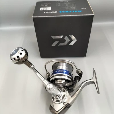 Carrete giratorio DAIWA SALTIGA 5000 equipo de pesca usado Foto 1 de 4