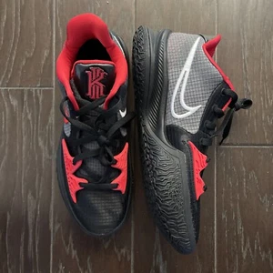 Size 9.5 - Nike Kyrie Low 4 Bred Black/White/University Red - Picture 1 of 5