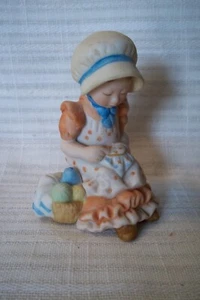 FIGURA PEQUEÑA VINTAGE DE ACEBO HOBBIE - TOQUE DE BONDAD - COSTURA NIÑA - Imagen 1 de 2