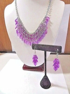 BONITO COLLAR COLGANTE DE PLÁSTICO PÚRPURA IMITACIÓN CRISTAL Y PENDIENTES PERFORADOS A JUEGO Foto 1 de 4
