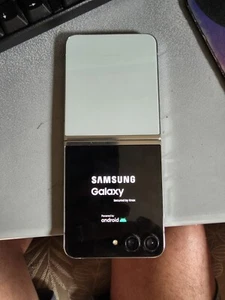 Samsung Galaxy z flip5, écran noir, pour pièce seulement. - Photo 1 sur 3