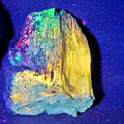 Cristales fluorescentes de lanatonita, ¿verde? de la mina Cook en Suecia 95 g Foto 1 de 3