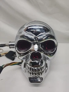 Cubierta receptora de enganche de remolque de calavera duradera con luces de freno LED para seguridad y bloqueo - Imagen 1 de 3