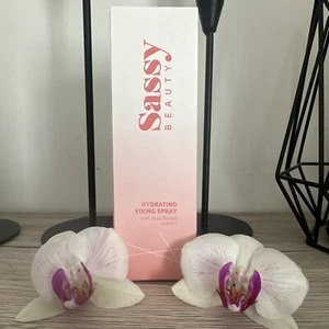 Sassy Beauty Hydrating Fixing Spray - Fixierspray Mit Rosenblütenextrakt 100 ml - Bild 1 von 3