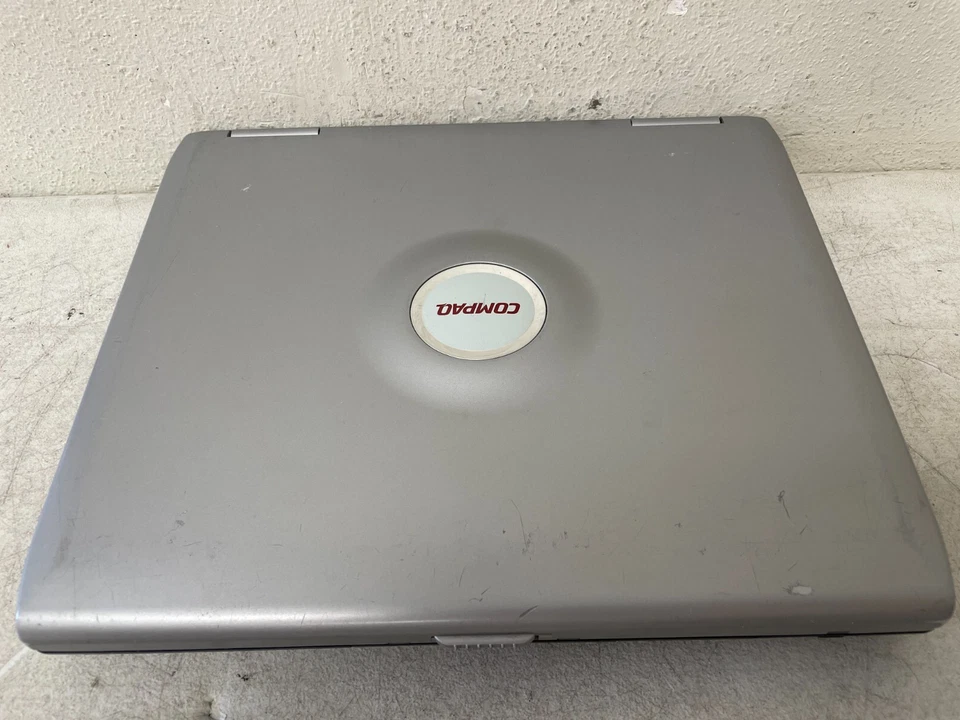 Compaq Presario 2100 15" Laptop AMD Athlon XP AS-IS - Image 1 of 4