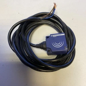 Schneider XS8E1A1PBL2 XS8-Indu. Cucito.sch. 26x26x13 PBT Sn 15 mm 12-24 V DC 2 m Ka - Foto 1 di 5