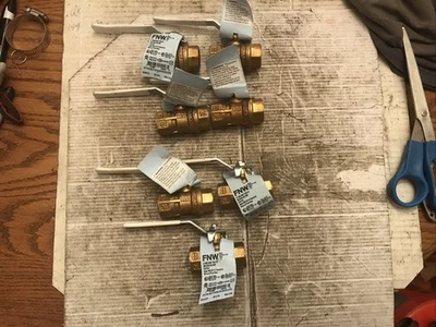 Lote de FNW X415D. Válvula de bola de latón forjado roscada de servicio de agua de puerto completo de 1/2" Foto 1 de 4