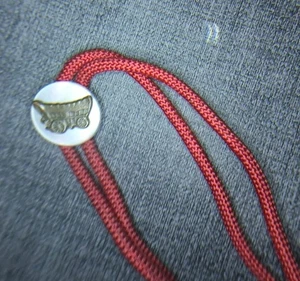 Vintage Covered Wagen Pewter And Stone Red Bolo Tie - Picture 1 of 3