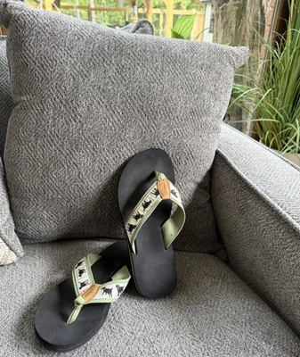 L.L Bean Maine Isle Flip Flop In Cream & Green Tea Black Lab Thongs Women’s Sz 7 - Image 1 of 4