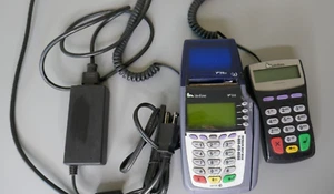 Terminal de tarjeta de crédito VeriFone Omni 5100 con cable de alimentación VX510 y PINpad 1000se - Imagen 1 de 7