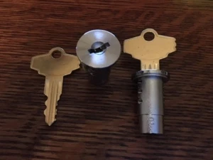 2) Juegos de CERRADURA Y LLAVE para ROBLE NOROESTE Y la mayoría de MÁQUINA EXPENDEDORA DE TUERCAS DE GOMA modelo - Imagen 1 de 1