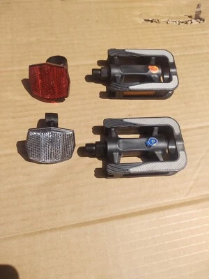 PEDALS AND REFLECTORS OFF INSYNC CARINA HYBRID BIKE - Image 1 of 3