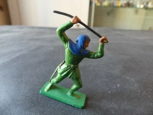 FIGURINE STARLUX MOYEN AGE SOLDAT TUNIQUE VERTE LANCE DESSUS TETE (CASSE)  - Picture 1 of 2