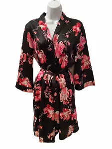 Bata kimono satinada George hasta la rodilla negra rosa floral con cinturón para mujer pequeña - Imagen 1 de 8