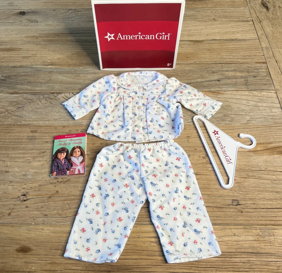 American Girl Emily’s Pijama Completo con Caja Colgador Libro y Pañuelo, Juego Retirado Foto 1 de 4