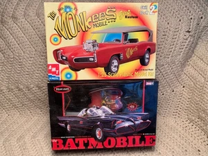 1/25 AMT/Polar Lights Lot Of 2 Batmobile & Monkeemobile Model Kits - Picture 1 of 19
