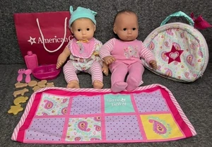 American Girl Bitty Baby Set 2 Puppen mit Outfits, Decke und Zubehör  - Bild 1 von 24
