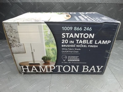 Lámpara de mesa Hampton Bay Stanton de 20 pulgadas de níquel cepillado con pantalla de tela blanca Foto 1 de 4