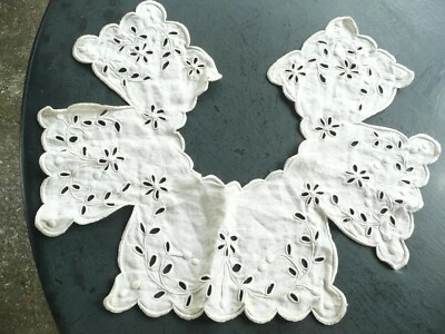 col ancien brodé de fleurs - Photo 1/4