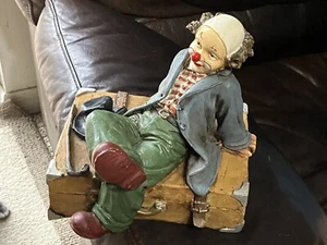 VTG Clown Resin Collectible Figurine Sitting on Suitcase Circus One Piece - Imagen 1 de 8