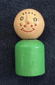 Raro Vintage Fisher Price Little People Ragazzo in Legno Corpo Verde Lentiggini - Foto 1 di 4