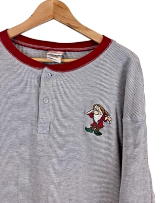 Henley Térmico Tejido Waffle Bordado Gruñón De Colección Disney Store Para Hombres XL Gris Foto 1 de 4