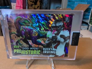 2024 Wild Card Allumination Football Dino-Might trading card con Bucky... - Foto 1 di 2