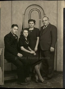 Foto ritrovata ritratto di famiglia - foto di gruppo vintage - Foto 1 di 2