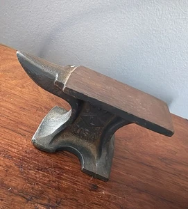 Mini yunque de hierro fundido #219 joyeros/armero 1-1/4 libras EE. UU. parece sin usar - Imagen 1 de 7