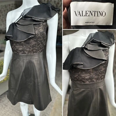Vestido de cóctel Valentino 2012 de cuero negro y encaje con volantes de un hombro Foto 1 de 4