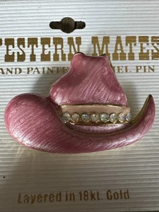Western Mates - handbemalte Emaille Pin - rosa Cowgirl Hut - Lagenlook 18 K Gold Neu mit Etikett - Bild 1 von 2