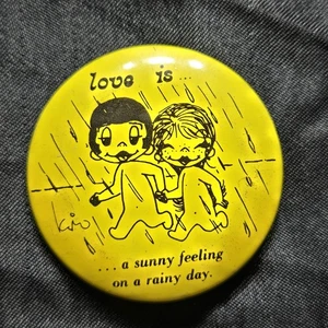 Prendedor de botón vintage 1970 Kim Casali Love Is A Sunny Feeling On Rainy Day Pinback - Imagen 1 de 8