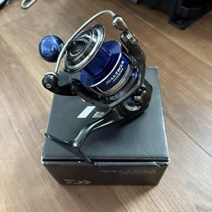 DAIWA SALTIGA 4000H Spinnrolle blau Hochleistungs Angelausrüstung - Bild 1 von 7