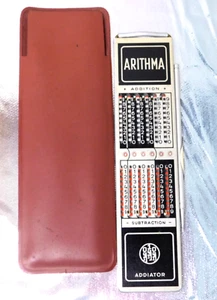 ADIADOR Arithma vintage con estuche y lápiz óptico ~ máquina de adición manual alemana de metal - Imagen 1 de 5