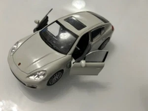 Porsche Panamera S Welly Maßstab 1:43 - weiß - Bild 1 von 7